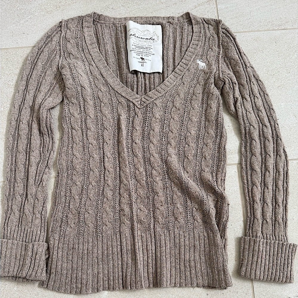 Vinatge Abercrombie & Fitch Beige V-Neck Cable Knit Sweater. Kids XL